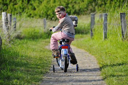 Fahrrad mit Stuetzraedern © tomstribick - Fotolia.com