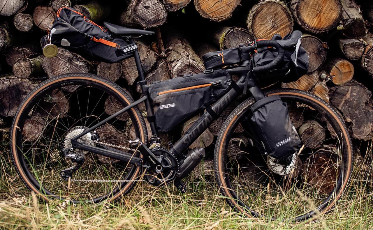 Verschiedene Befestigungsmöglichkeiten für Bikepacking-Taschen